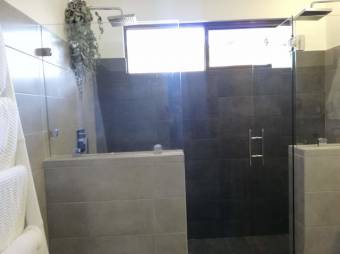 Se vende hermosa y espaciosa casa con patio y piscina en Rio Oro de Santa Ana 23-377