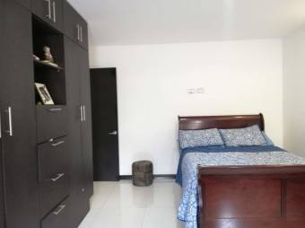 Se vende hermosa y espaciosa casa con patio y piscina en Rio Oro de Santa Ana 23-377