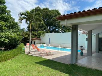 Se vende hermosa y espaciosa casa con patio y piscina en Rio Oro de Santa Ana 23-377