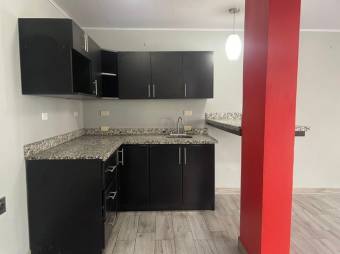 Se vende linda casa con patio y terraza en Escazú 24-308