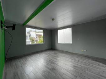 Se vende linda casa con patio y terraza en Escazú 24-308