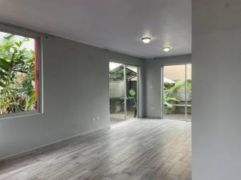 Se vende linda casa con patio y terraza en Escazú 24-308