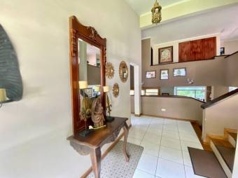 Se vende hermosa y espaciosa casa con patio y terraza en Pozos de Santa Ana 24-318