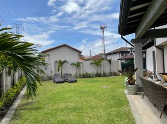 se vende hermosa y espaciosa casa con terraza y gran patio en Guachipelín  de Escazú 24-407 