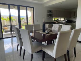 se vende hermosa y espaciosa casa con terraza y gran patio en Guachipelín  de Escazú 24-407 