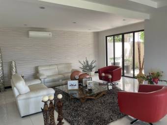 se vende hermosa y espaciosa casa con terraza y gran patio en Guachipelín  de Escazú 24-407 