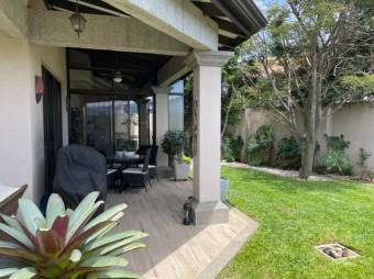 se vende hermosa y espaciosa casa con terraza y gran patio en Guachipelín  de Escazú 24-407 