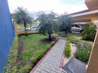 Se vende espaciosa casa con patio y terraza en San Rafael de Escazú 23-2517