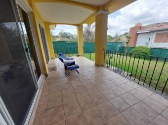 Se vende espaciosa casa con patio y terraza en San Rafael de Escazú 23-2517