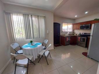 Se vende espaciosa casa con patio y terraza en San Rafael de Escazú 23-2517