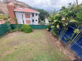 Se vende espaciosa casa con patio y terraza en San Rafael de Escazú 23-2517