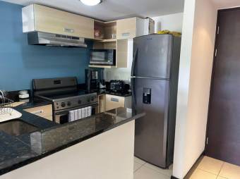 Se vende lindo y espacioso apartamento con balcón en Santa Ana 23-768