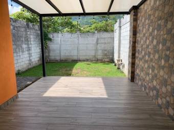 Se vende linda y espaciosa casa con patio y terraza en Piedades de Santa Ana 24-414