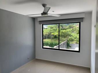 Se vende linda y espaciosa casa con patio y terraza en Piedades de Santa Ana 24-414