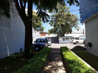 Se alquila apartamento frente a hospital metropolitano en Pozos de 