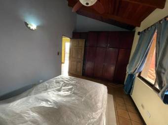 Se vende hermosa y espaciosa casa con mas de 900m2 de lote en Colon de Mora 24-239