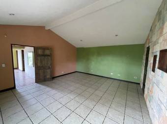 Se vende hermosa y espaciosa casa con mas de 900m2 de lote en Colon de Mora 24-239