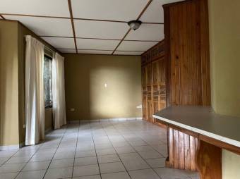 Se vende espaciosa casa con 5 apartamentos completos en  Curridabat de San José 23-767