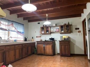 Se vende espaciosa casa con 5 apartamentos completos en  Curridabat de San José 23-767