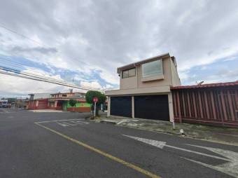 Se vende espaciosa casa en  San Vicente de Moravia 23-344