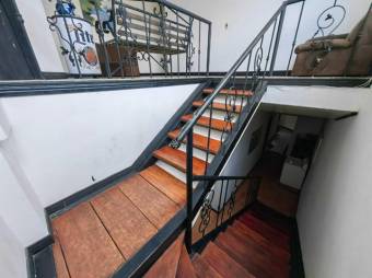 Se vende espaciosa casa en  San Vicente de Moravia 23-3443