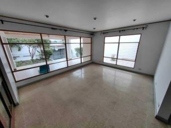 Se vende linda y espaciosa casa con terraza y patio en San Vicente de Moravia 23-485