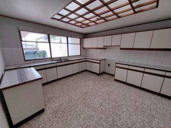 Se vende linda y espaciosa casa con terraza y patio en San Vicente de Moravia 23-485