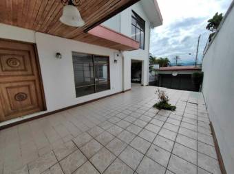 Se vende linda y espaciosa casa con terraza y patio en San Vicente de Moravia 23-485