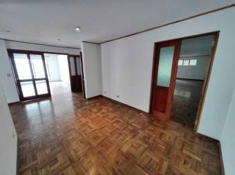 Se vende linda y espaciosa casa con terraza y patio en San Vicente de Moravia 23-485