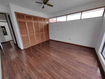 Se vende linda y espaciosa casa con terraza y patio en San Vicente de Moravia 23-485