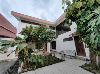 Se vende linda y espaciosa casa con terraza y patio en San Vicente de Moravia 23-485