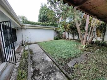 Se vende linda y espaciosa casa con terraza y patio en San Vicente de Moravia 23-485