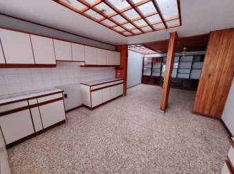 Se vende linda y espaciosa casa con terraza y patio en San Vicente de Moravia 23-485