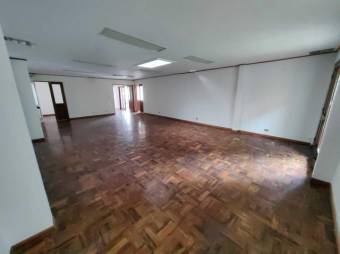 Se vende linda y espaciosa casa con terraza y patio en San Vicente de Moravia 23-485