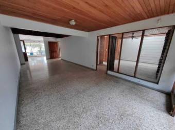 Se vende linda y espaciosa casa con terraza y patio en San Vicente de Moravia 23-485