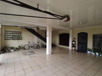 Se vende linda y espaciosa casa con balcón y patio en Mercedes de Heredia 23-53