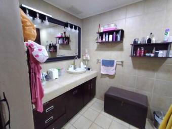 Se vende espaciosa casa con 2 apartamentos en Zapote de San José 23-428