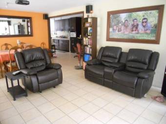 Se vende espaciosa casa con 2 apartamentos en Zapote de San José 23-428