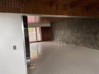 se vende hermosa casa con piscina y 1000m2 de lote en Sabana Sur 23-956