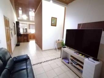 Se vende casa con uso de suelo mixto en San Vicente de Moravia 23-363