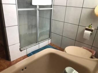 Se vende espaciosa casa en Guadalupe de Goicoechea 23-435