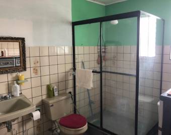 Se vende espaciosa casa en Guadalupe de Goicoechea 23-