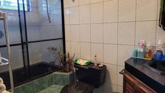 Se vende espaciosa casa con uso de suelo mixto en Granadilla de Curridabat 23-2219