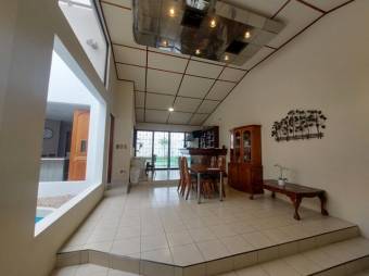 Se vende moderna y espaciosa casa con patio en Rohrmoser 25-113 