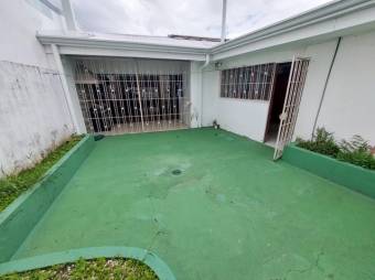 Se vende moderna y espaciosa casa con patio en Rohrmoser 25-113 