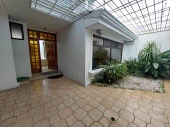 Se vende moderna y espaciosa casa con patio en Rohrmoser 25-113 