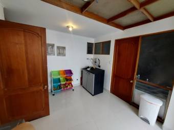 Se vende moderna y espaciosa casa con patio en Rohrmoser 25-113 