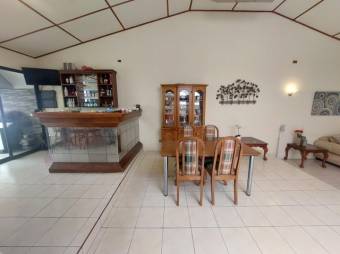 Se vende moderna y espaciosa casa con patio en Rohrmoser 25-113 