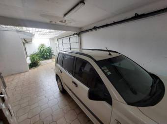 Se vende moderna y espaciosa casa con patio en Rohrmoser 25-113 