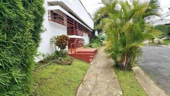 Se vende espaciosa casa de 2 plantas en Yoses Sur de San José 23-2387